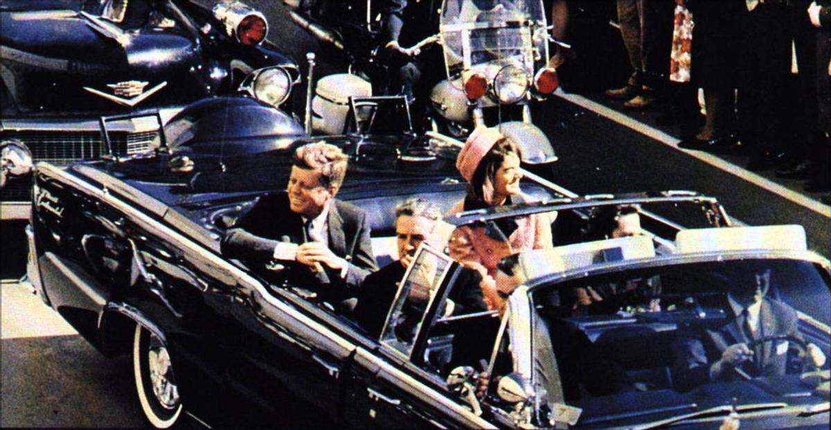 John Fitzgeral kennedy y Jacqueline Kennedy momentos antes de que el presidente estadounidense fuese tiroteado mortalmente