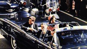 John Fitzgeral kennedy y Jacqueline Kennedy momentos antes de que el presidente estadounidense fuese tiroteado mortalmente