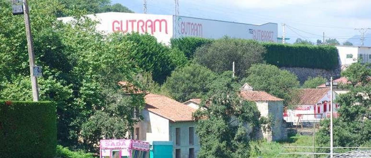 La nave de Gutram en El Peral, entre viviendas y negocios.