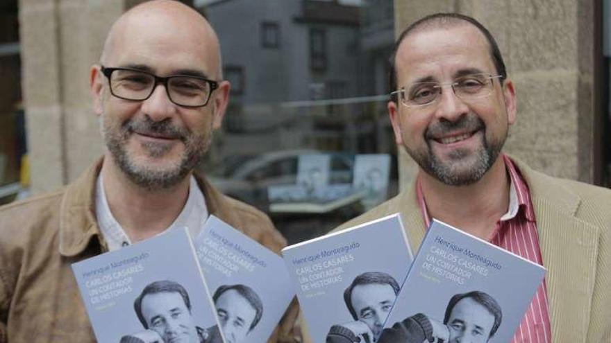 Francisco Castro y Enrique Monteagudo, con el libro. // Xoan Álvarez