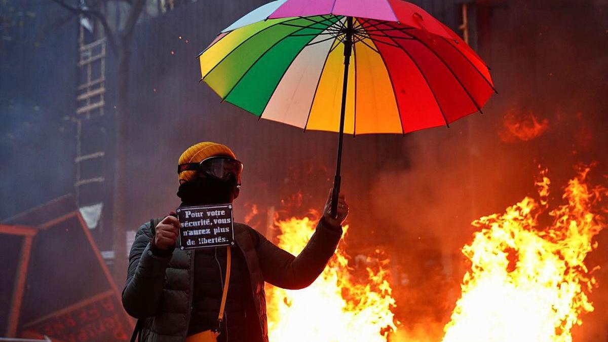 Un manifestant amb un cartell on posa «Per la seva seguretat, vostè no tindrà llibertat».