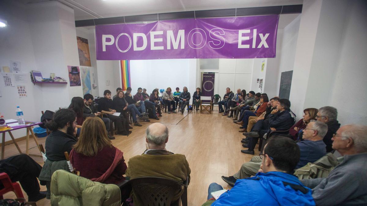 Una asamblea de Podemos Elche en imagen de archivo