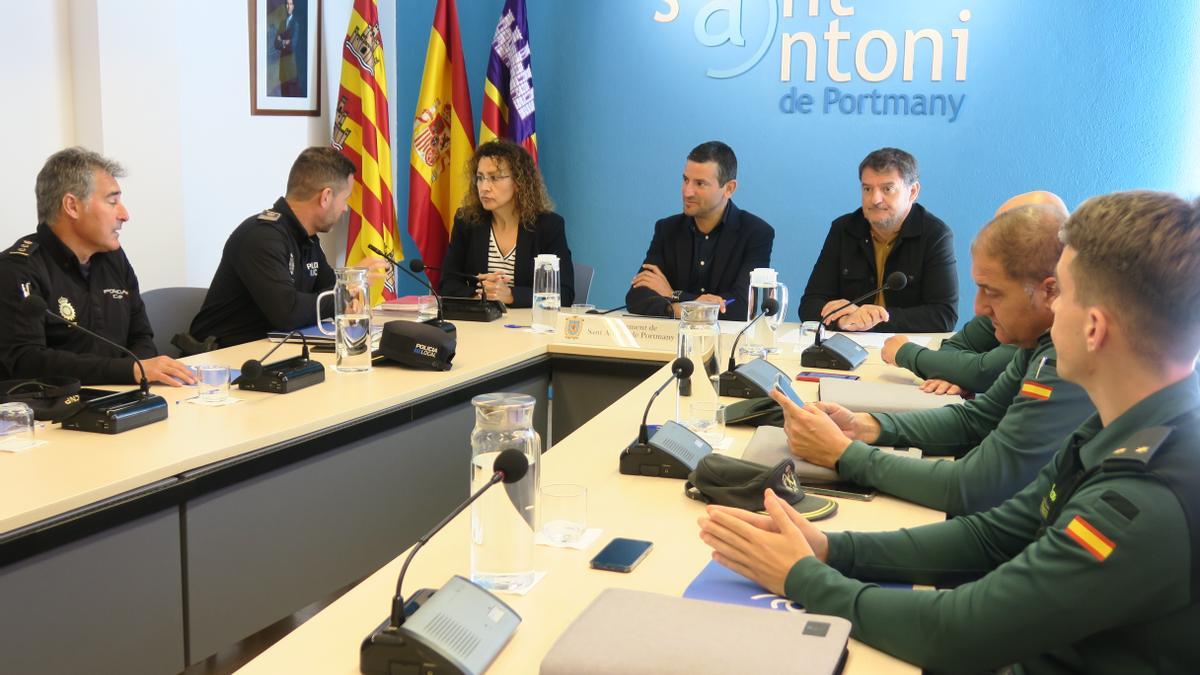 Los cuerpos de seguridad y el Ayuntamiento de Sant Antoni durante la junta celebrada hoy