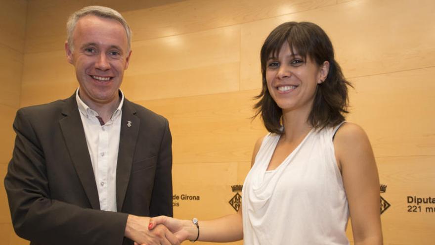 El vicepresident de la Diputació de Girona, Albert Piñeira, i la directora general de Joventut, Marta Vilalta, es donen la mà