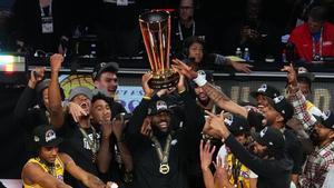 Lebron James alza el trofeo de campeones de la Copa NBA en Las Vegas.