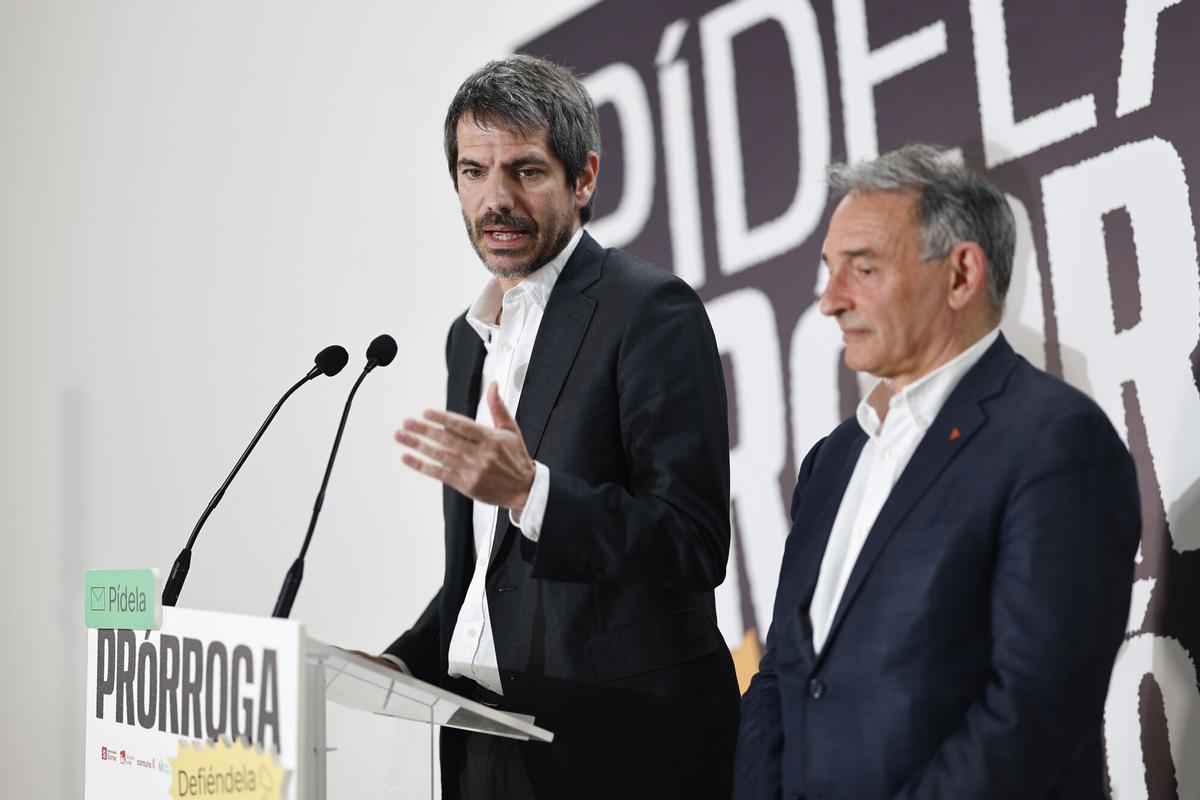 El portaveu de Sumar, Ernest Urtasun i el secretari general del PCE, Enrique Santiago, durant la roda de premsa que han ofert aquest dilluns.