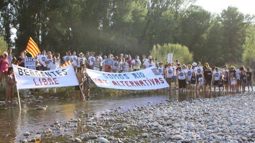 Multitudinaria protesta contra la presa en el río Bergantes