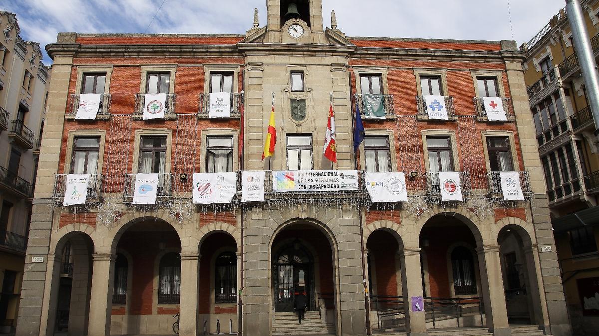 Fachada del Ayuntamiento de Zamora con los emblemas de las asociaciones