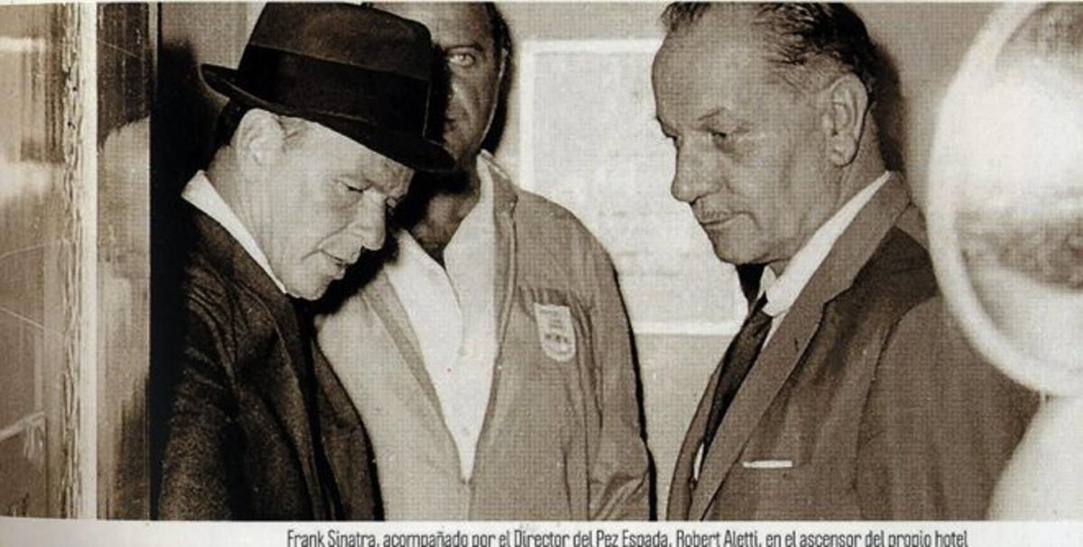 Sinatra, con el entonces director del hotel Pez Espada de Torremolinos, Robert Aletti.
