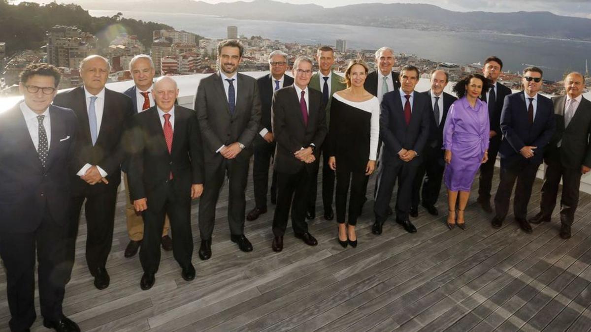 El conselleiro de Xustiza con los presidentes de los Tribunales Superiores, el martes en Vigo.   | // L. O.
