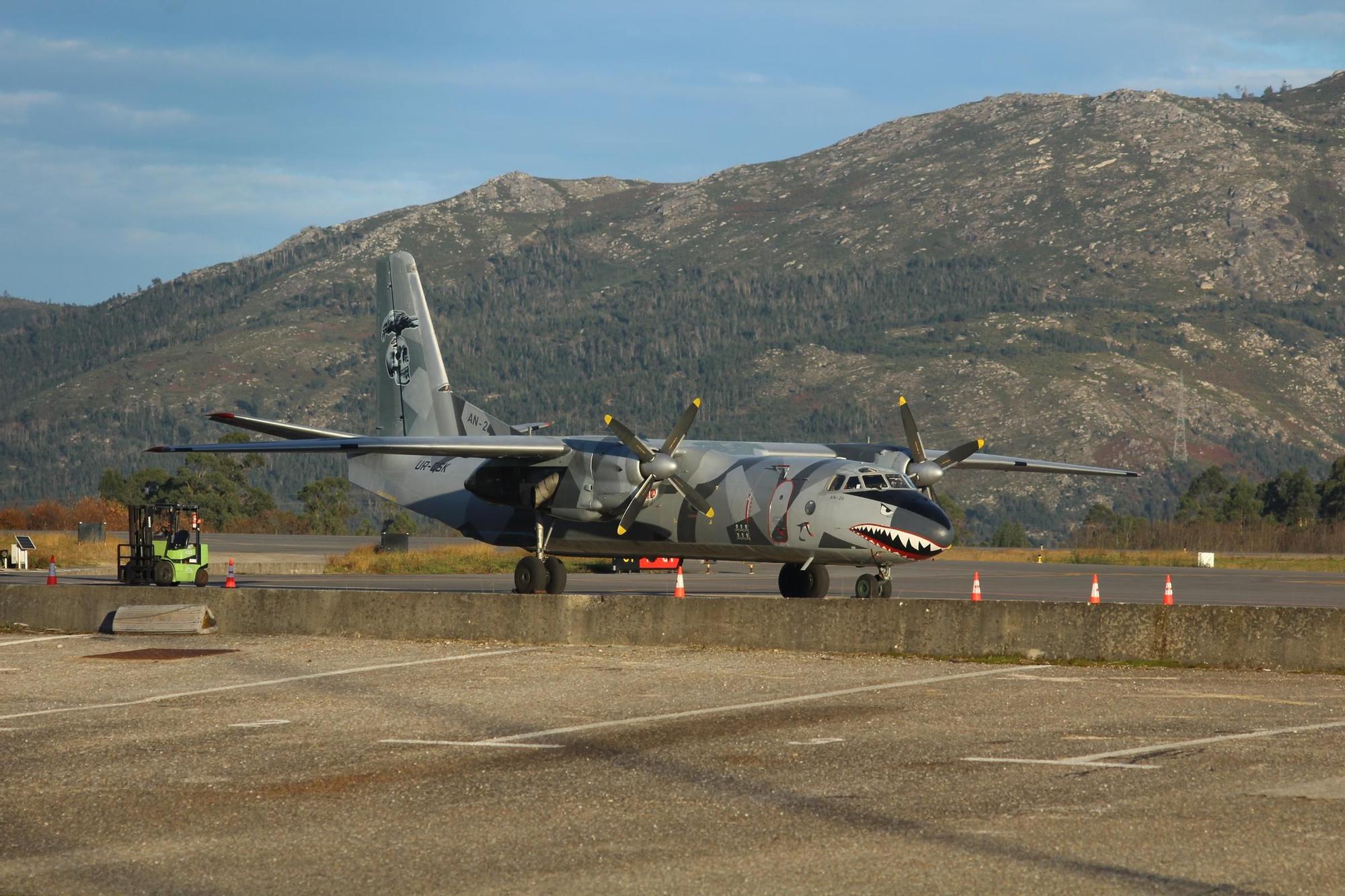 El avión de "Los Mercenarios 3" en Peinador. // Carlos González.jpg