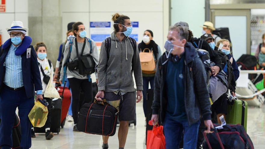 Llegada del vuelo procedente de Costa Rica con 107 españoles repatriados.