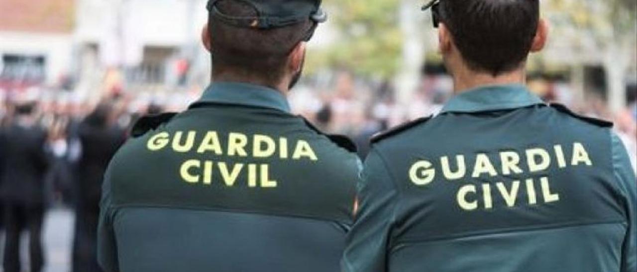 Dos agentes de la Guardia Civil.