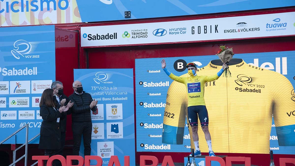 Evenepoel, con el maillot de líder de la Volta