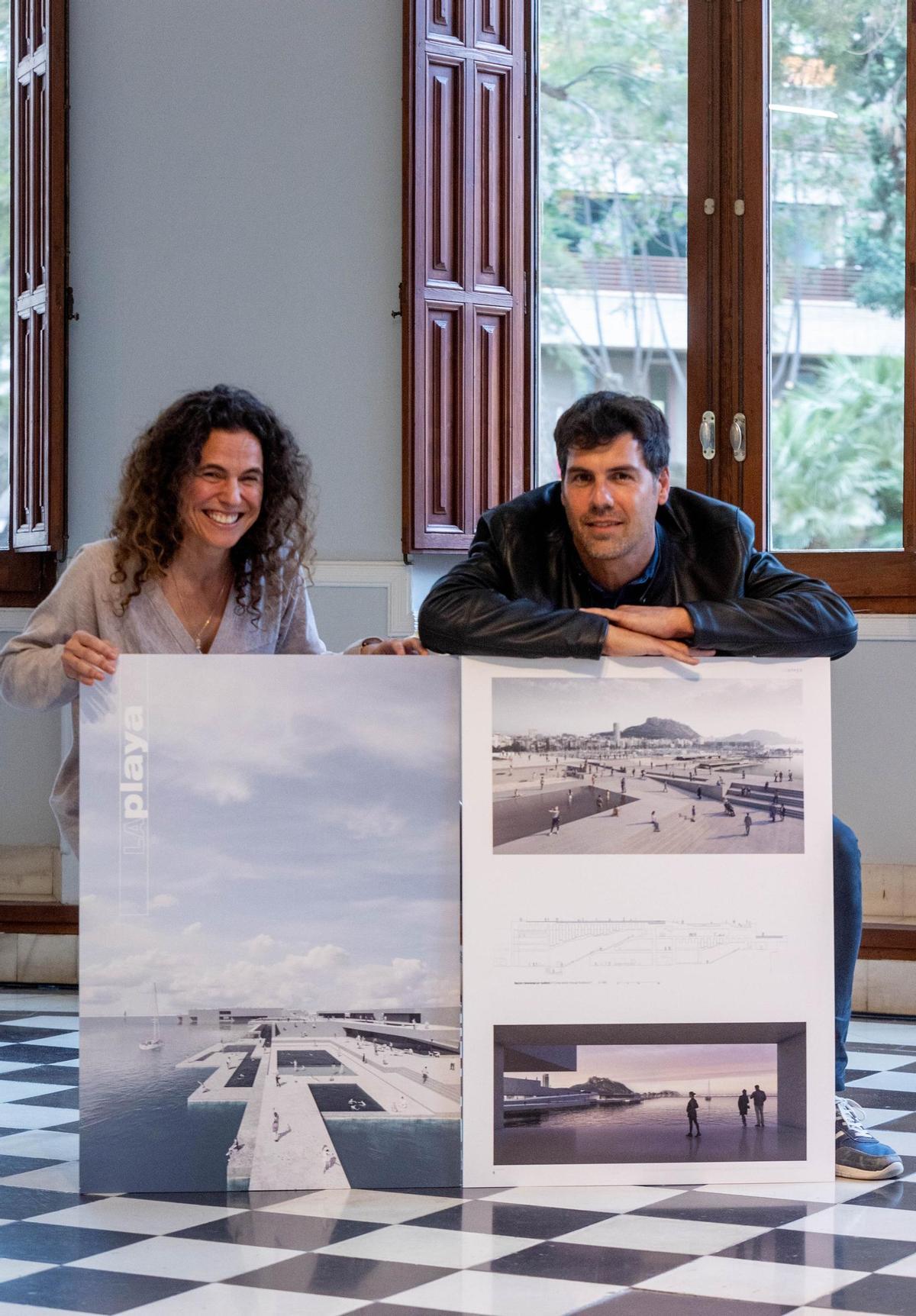 Sonia Miralles y Arturo Calero, de Miracle Arquitectos, con los diseños de La Playa.