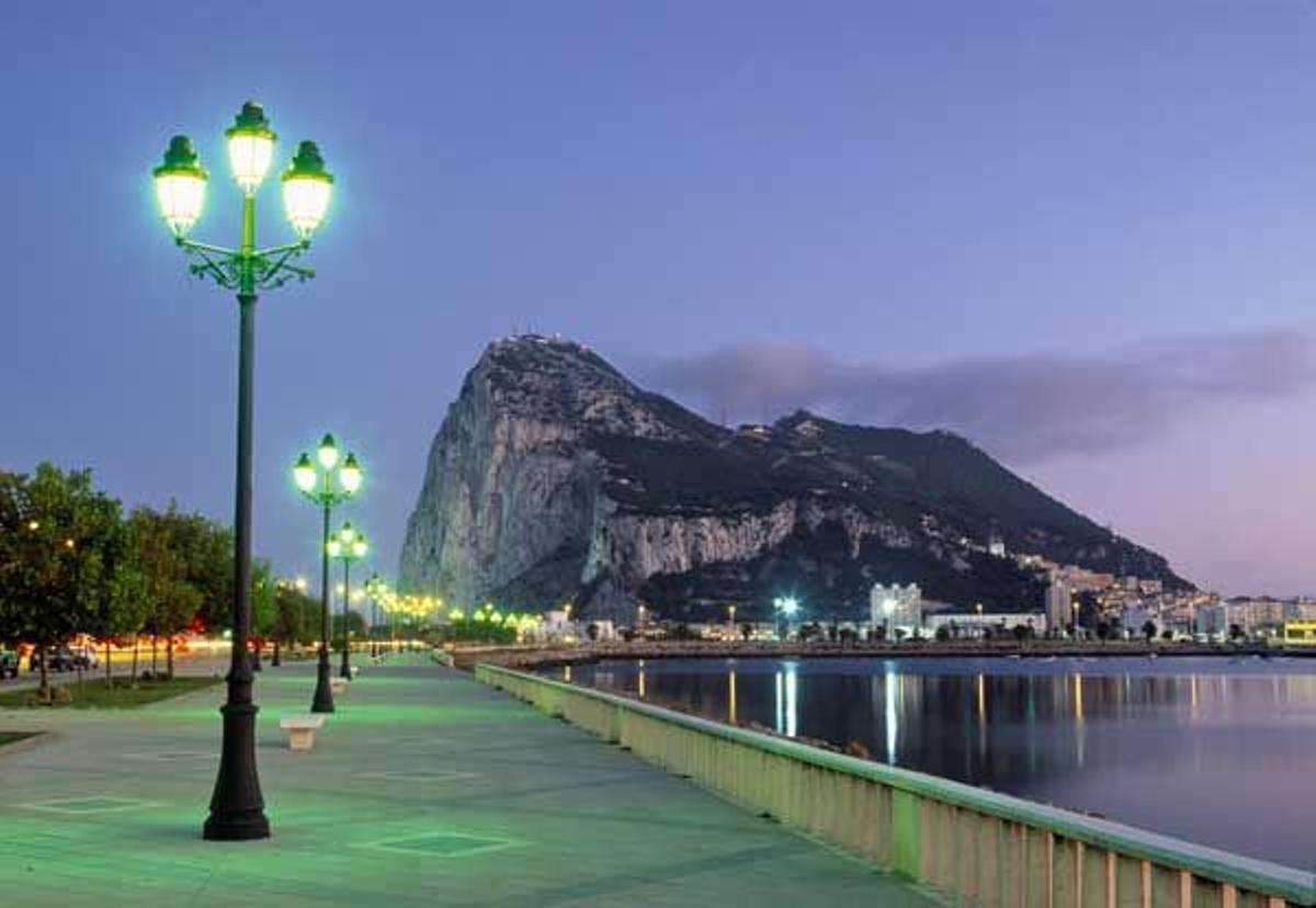 Peñón de Gibraltar con el puerto en primer plano