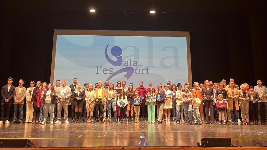 Todos los premiados y las autoridades se realizaron la tradicional foto de familia sobre el escenario a la conclusión de la Gala del Deporte de la Vall d’Uixó de este 2025.