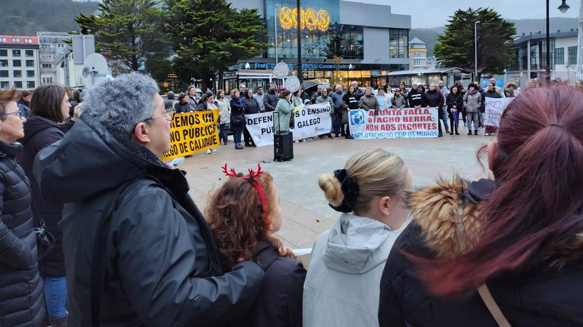 Os asistentes concentráronse na Praza 8 de Marzo, de Cee.