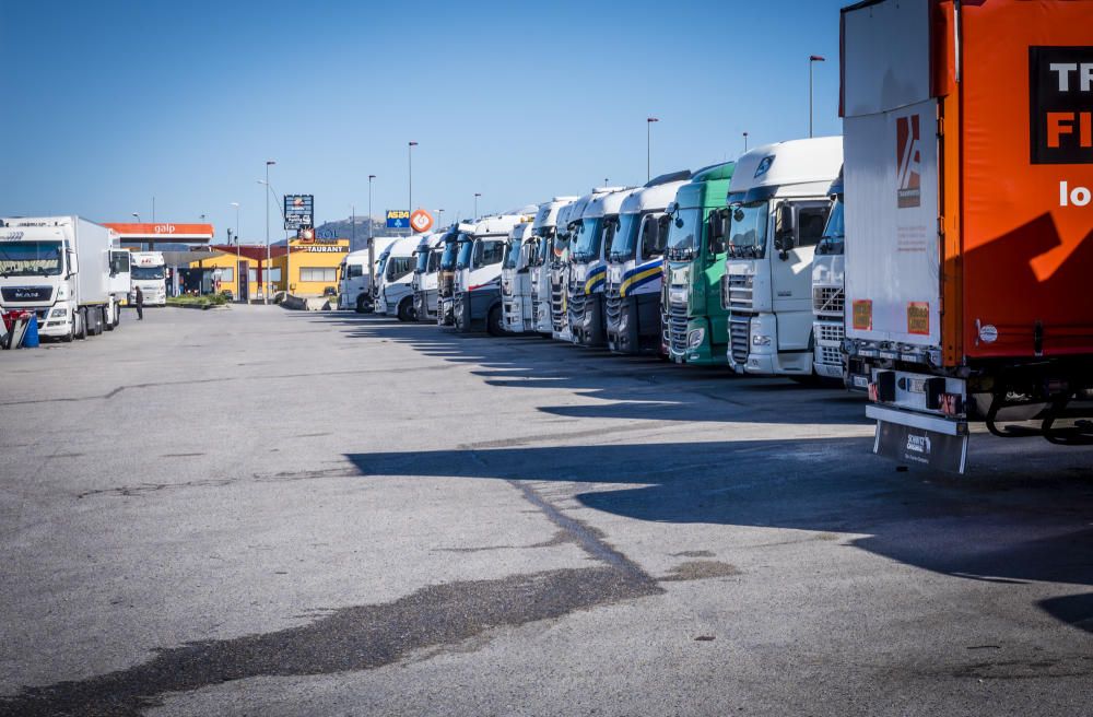 La Jonquera, sense activitat, només amb camions