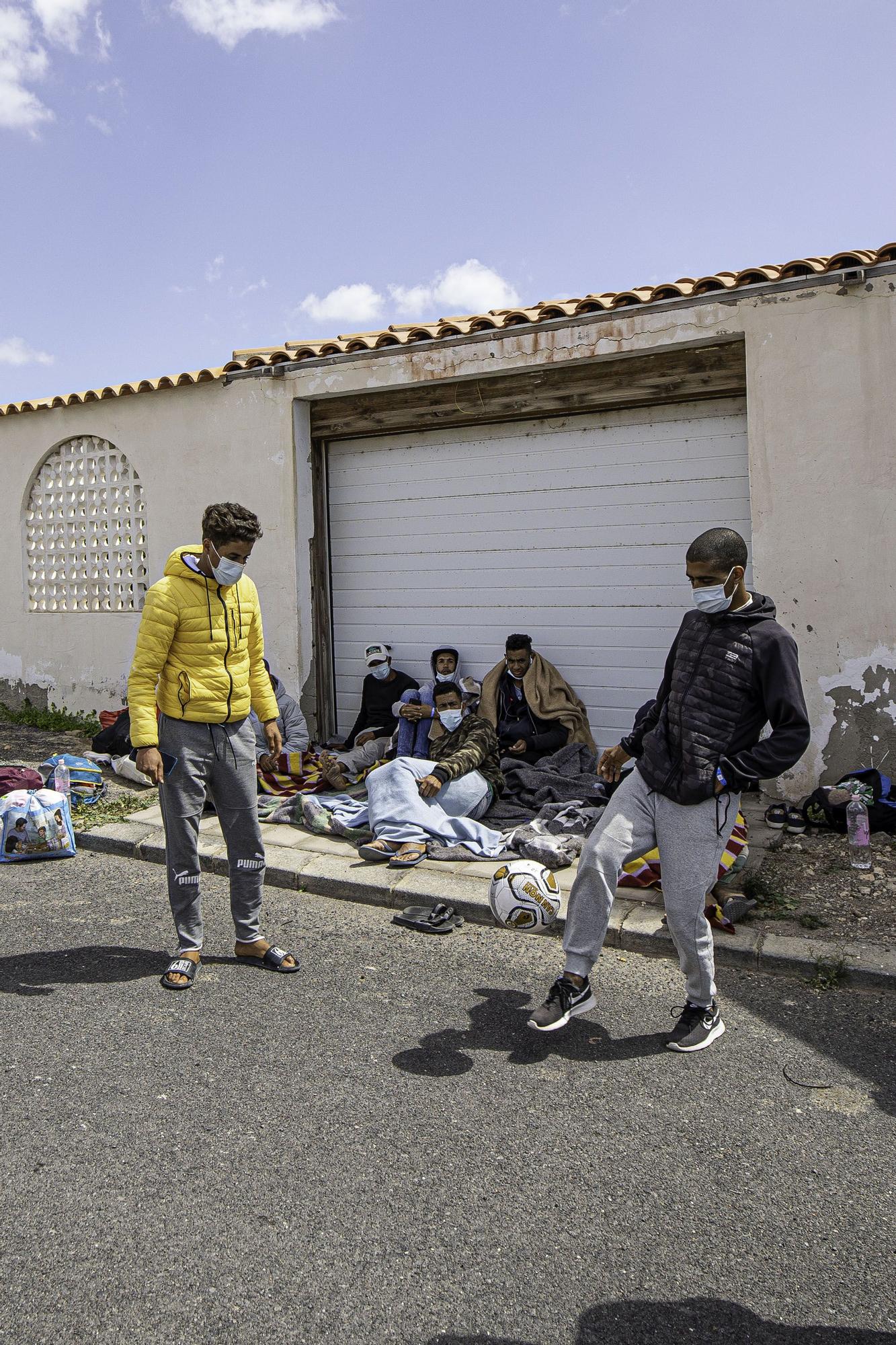 Migrantes fuera del CIE El Matorral en Fuerteventura