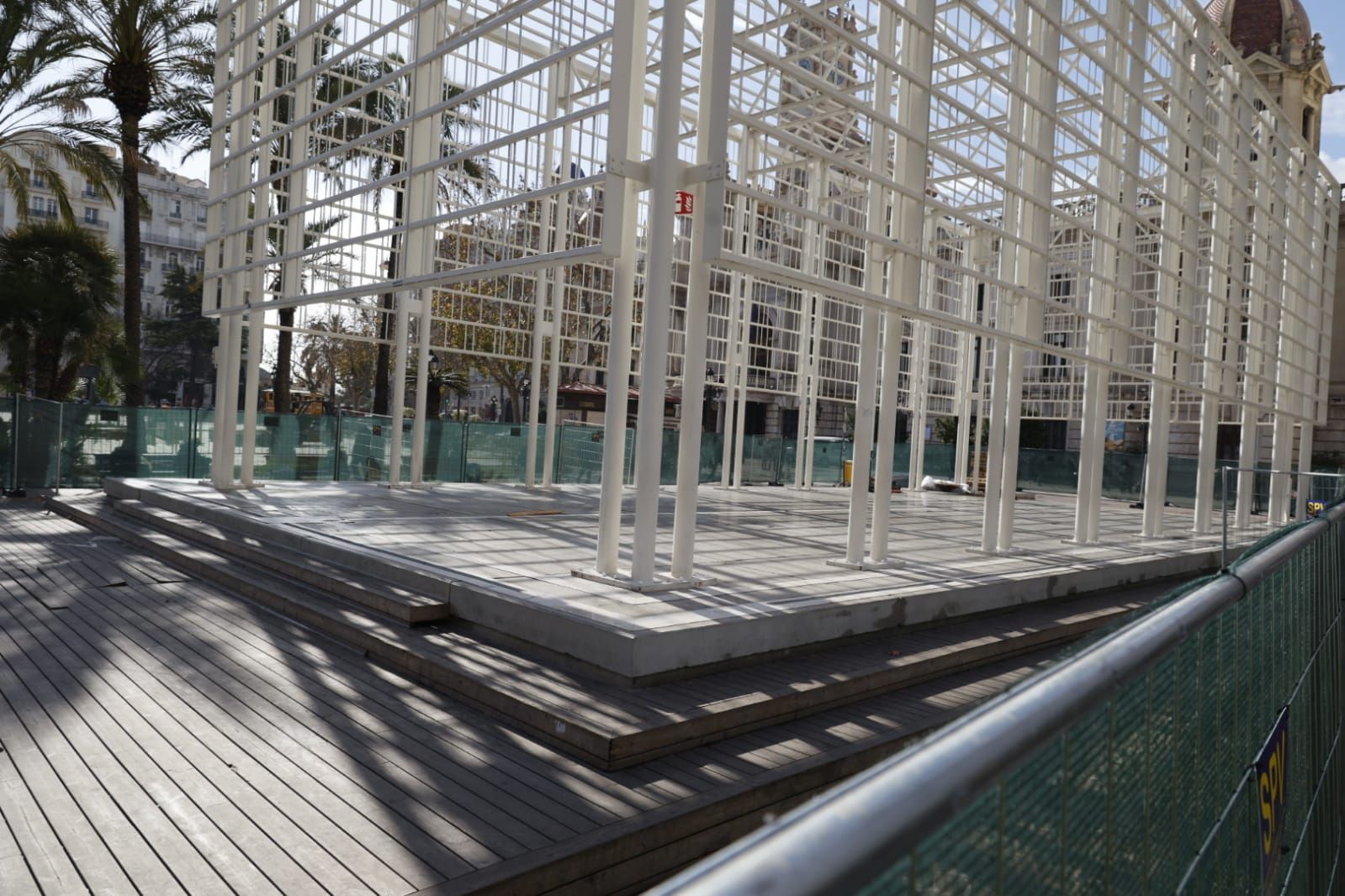 La jaula de la mascletà coge músculo en la plaza del Ayuntamiento