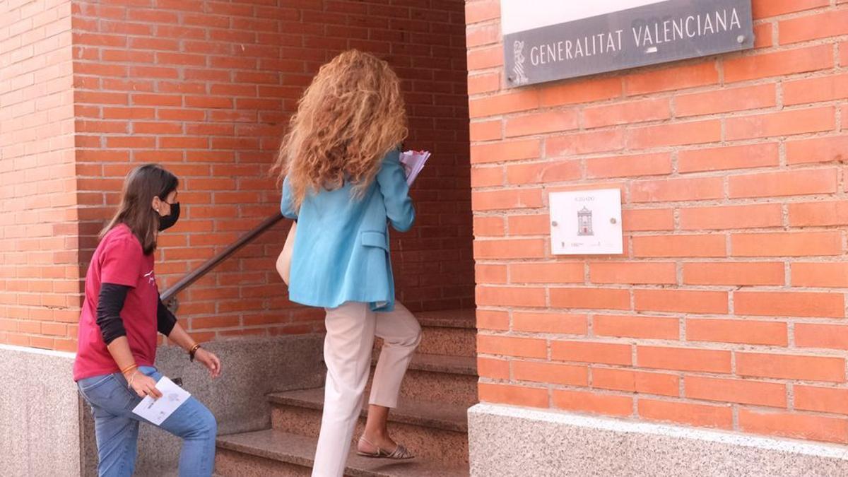 La exsubdirectora de Seguridad, a la izquierda, al llegar al juzgado de Villena. / AXEL ALVAREZ