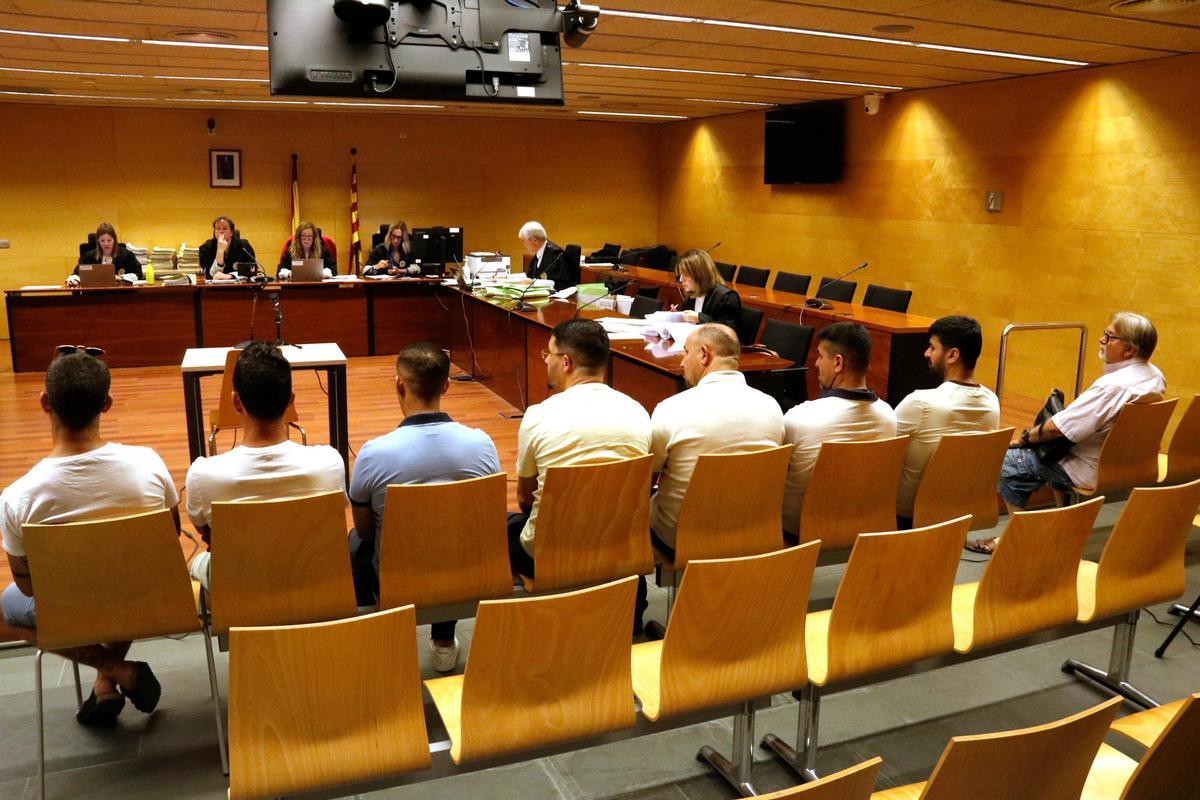 Set dels acusats d'integrar l'organització criminal que fabricava narcollanxes a l'Alt Empordà.