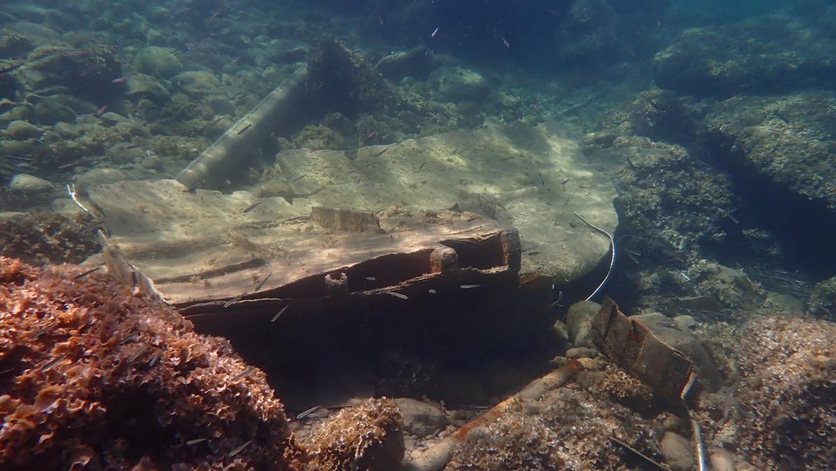 El entorno marino de la zona está repleta de fragmentos del velero.
