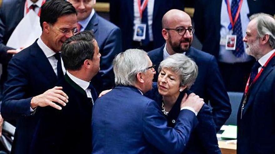 May i Juncker se saluden poc abans de l&#039;inici de la cimera de la UE a Brussel·les.