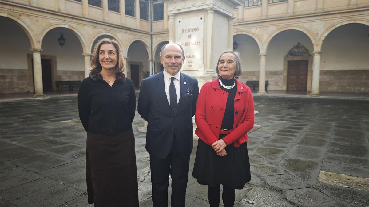 Marta Mateo, Ignacio Villaverde y Pilar García Cuetos, en el claustro del Edificio Histórico de la Universidad de Oviedo.