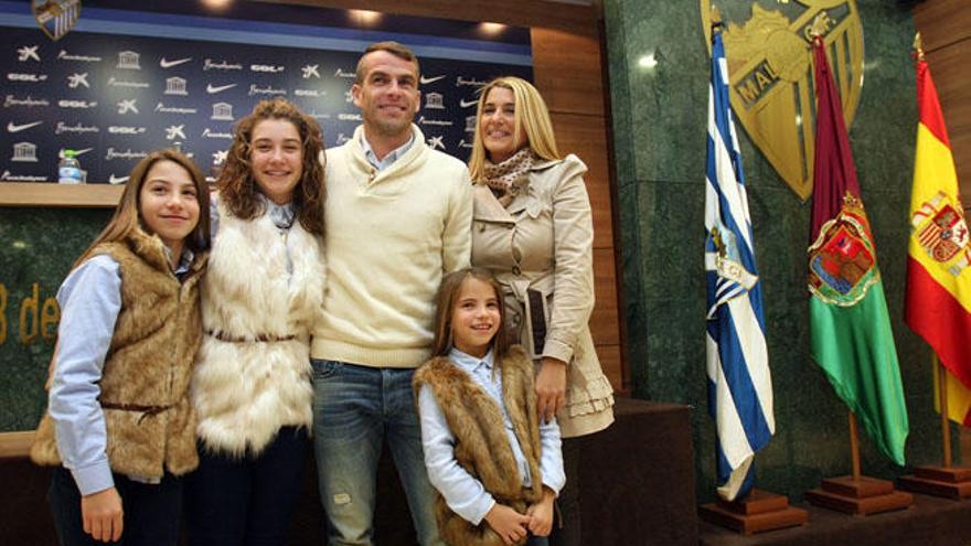 Foto de familia en la sala de prensa de La Rosaleda con su mujer y sus hijas.
