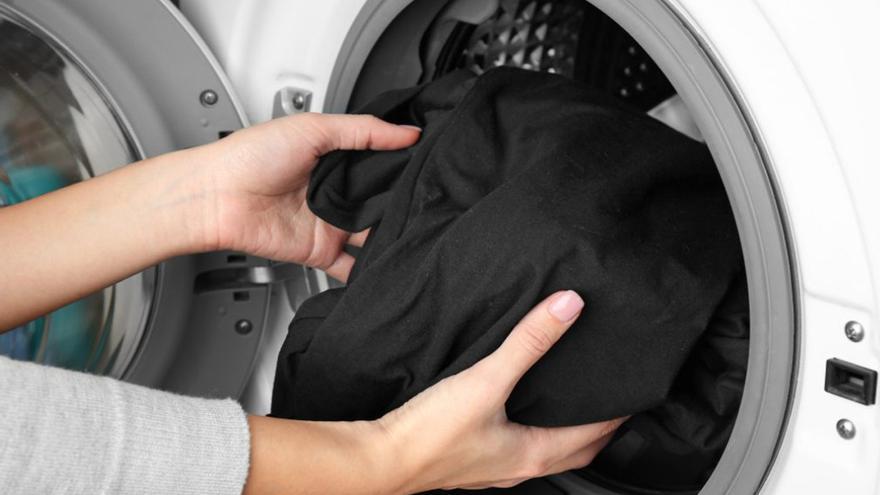 El truco para lavar tu ropa negra y que no pierda el color