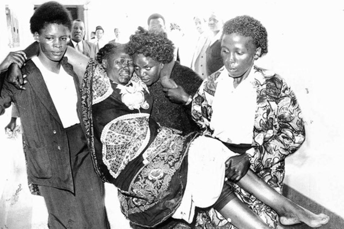 Foto feta el gener del 1999 que mostra Wangari Maathai, portada a coll al tribunal després d’haver estat apallissada per una multitud per d’haver-se enfrontat a diversos promotors privats que s’havien apropiat il·legalment de terrenys al bosc Karura, Kenya.