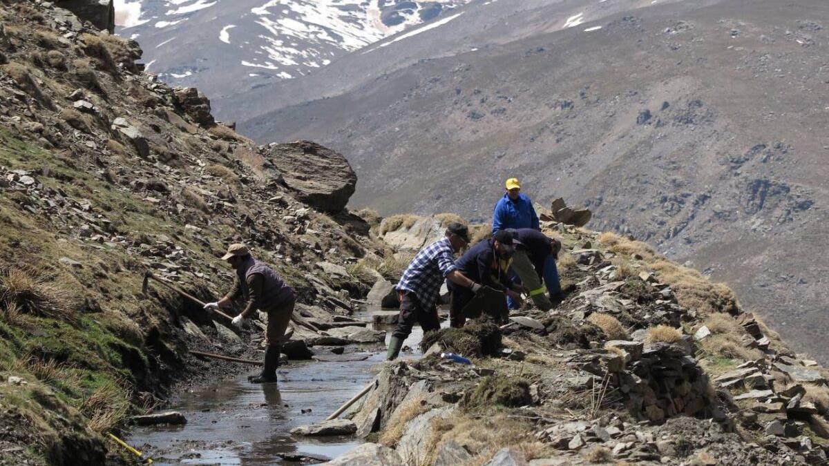 Así se ‘siembra’ el agua en la Alpujarra granadina