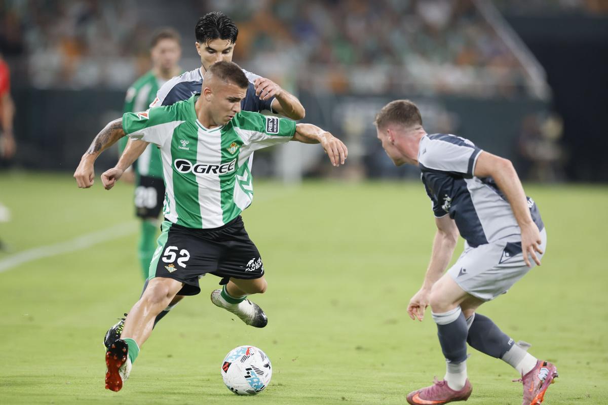 Pablo García durante el partido de la jornada 5 de LaLiga EA Sports entre el Real Betis y la Real Sociedad este viernes en el estadio de La Cartuja.