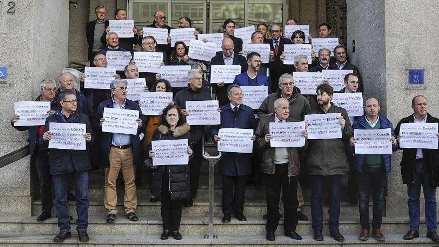 Alcaldes y ediles del PP de la provincia, ayer, en una protesta contra la supuesta reducción de ayudas.