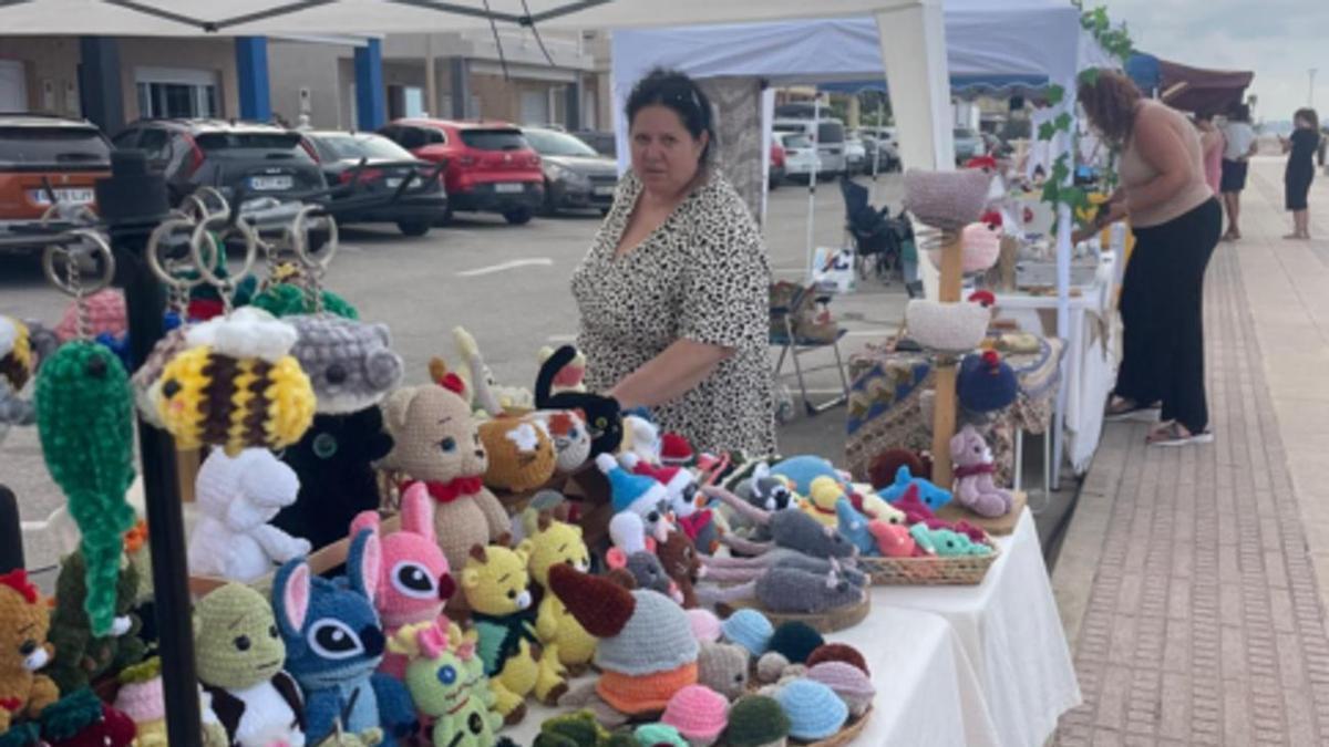 La playa de Piles ya ha acogido dos mercadillos en lo que va de verano