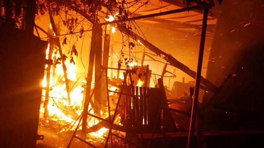 Una nave con maquinaria agrícola arde en Coirós