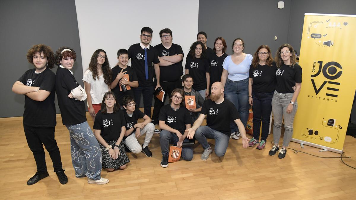 Alumnat i director del taller de cinema de Paiporta en la presentació de la sèrie  &quot;En otra vida&quot;.