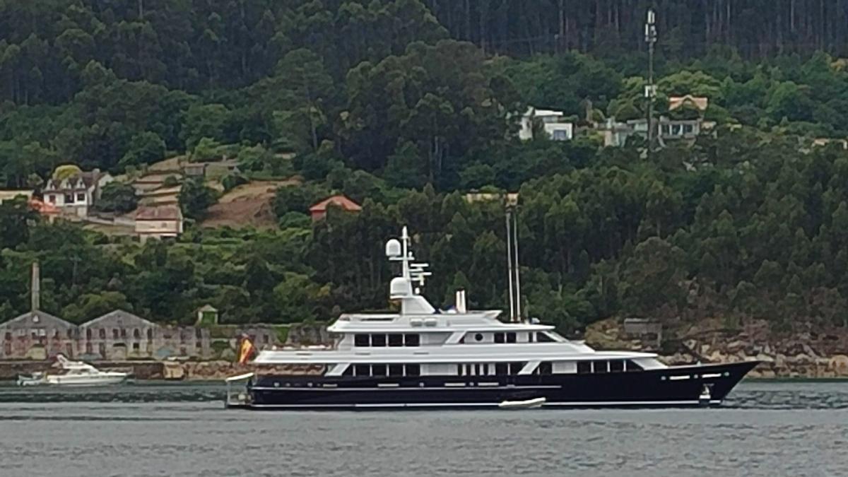 El yate de Amancio Ortega «Valoria B», este viernes en la ría de Aldán.