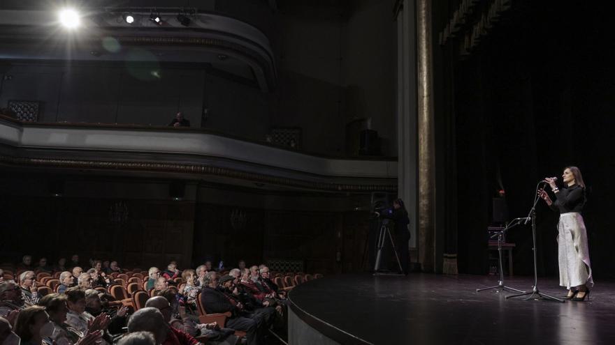 Maribel González Morán canta en el teatro Filarmónica en una jornada del concurso de Oviedo.