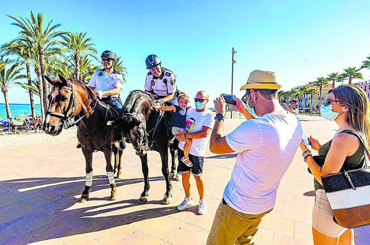 Vigilando la playa a galope