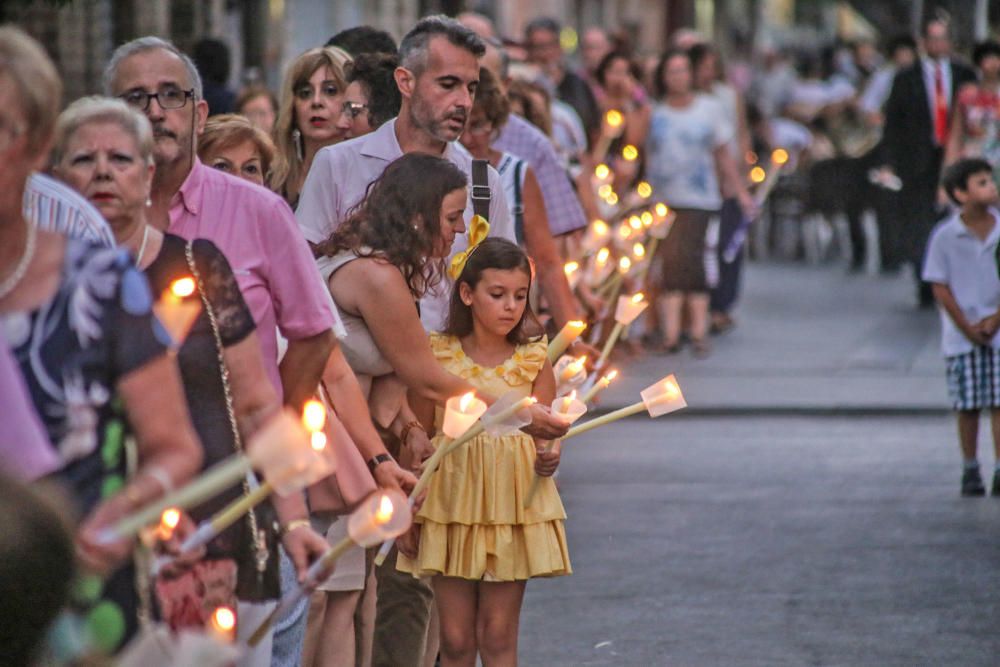 La ciudad sale a la calle para acompañar a las reliquias