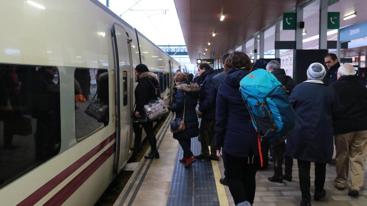 VIAJEROS CON LAS MALETAS EN EL ANDEN ANTES DE SUBIR AL TREN DE PRIMERA HORA. TREN AVE. SERVICIO MADRUGADOR. PRIMER SERVICIO FERROVIARIO