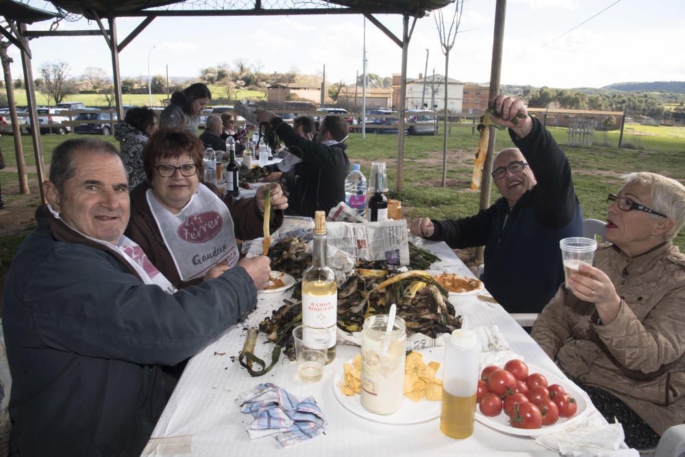 Famílies vingudes d''arreu de la Catalunya central i també de fora comparteixen àpat amb Manresa amb productes de la terra