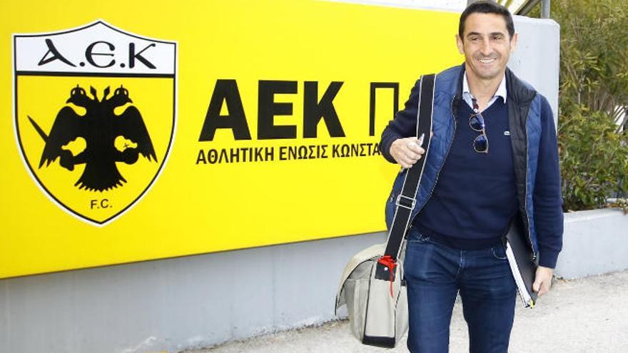 Manolo Jiménez posa en la entrada principal de la ciudad deportiva del AEK de Atenas, en imagen de archivo de la pasada temporada.