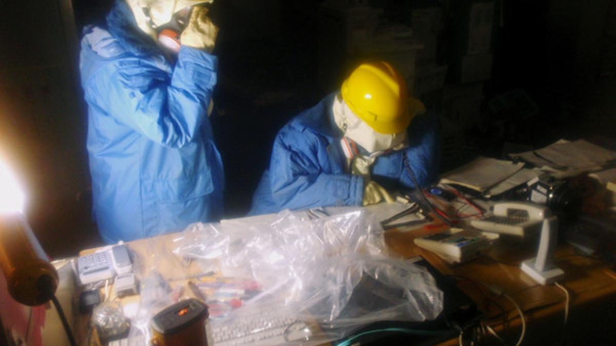 Dos trabajadores de Tepco recogen datos de los reactores 1 y 2, en la central nuclear de Fukushima, el pasado 23 de marzo.