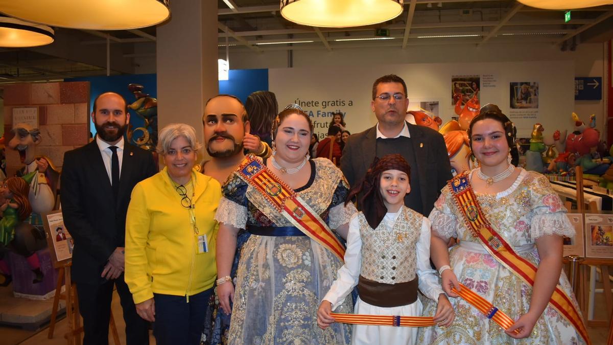 Los máximos representantes falleros de Alfafar, junto con el alcalde y el concejal de Fallas, y la directora de Ikea Alfafar; Diana Carrera.