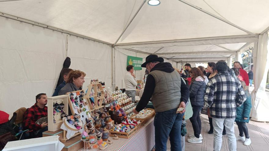 El &quot;güevu&quot; de Leonor sorprende en el mercáu tradicional de la Pola