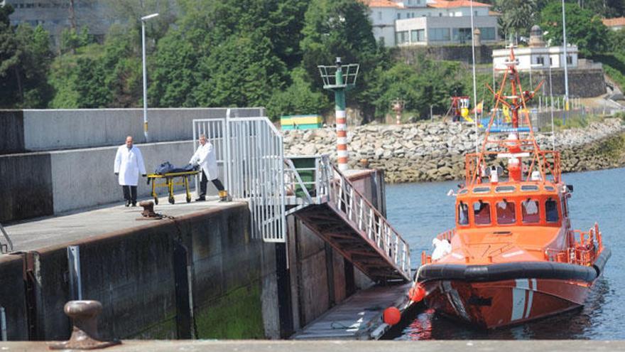 El cuerpo recuperado en Mera llega al puerto de Oza.